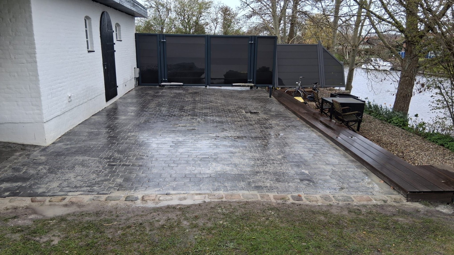 Fertige Terrassenpflasterung am Wasser